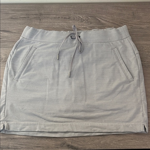 Athleta Dresses & Skirts - Athleta Modern Metro Midtown Gray Striped Women's Skort Size Medium